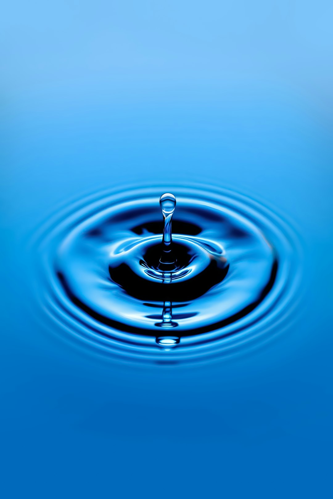 a-drop-of-water-that-is-in-the-water-pq8n5dfndao